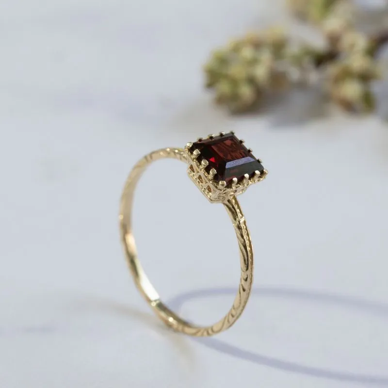 14K Yellow Gold Square Red Garnet 5X5mm Ring