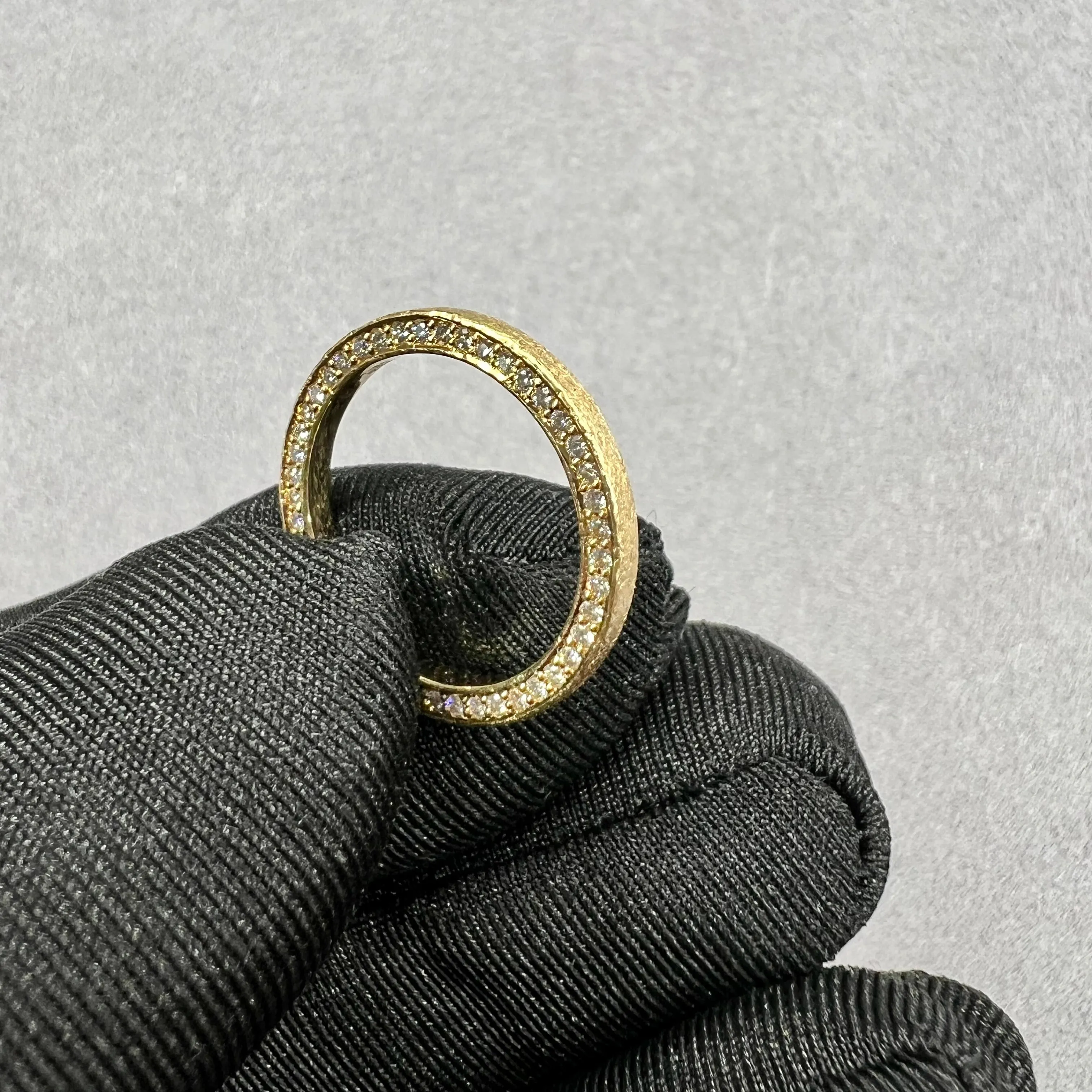 18kt Yellow Gold Brushed Peekaboo Diamond Band