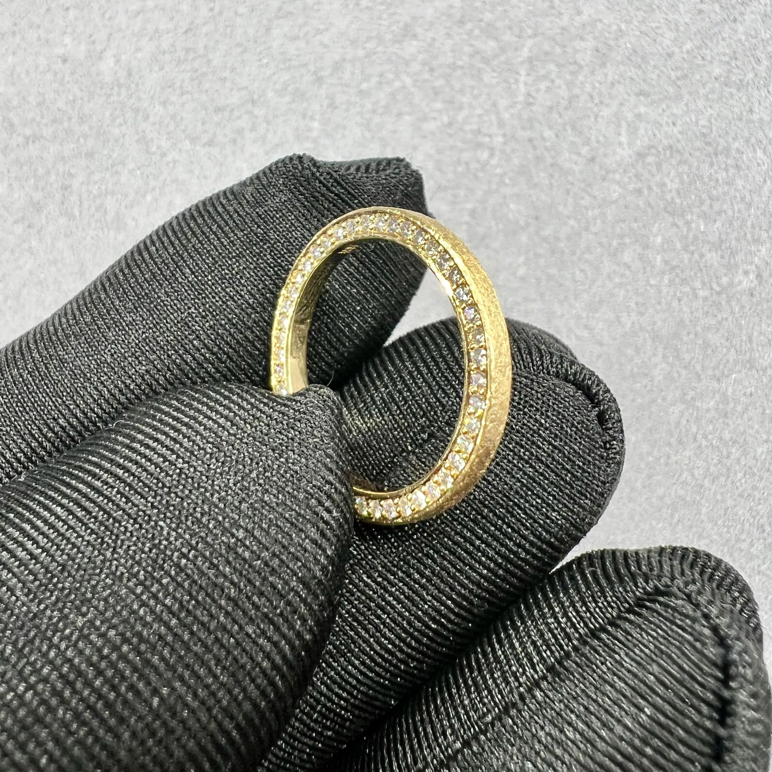 18kt Yellow Gold Brushed Peekaboo Diamond Band