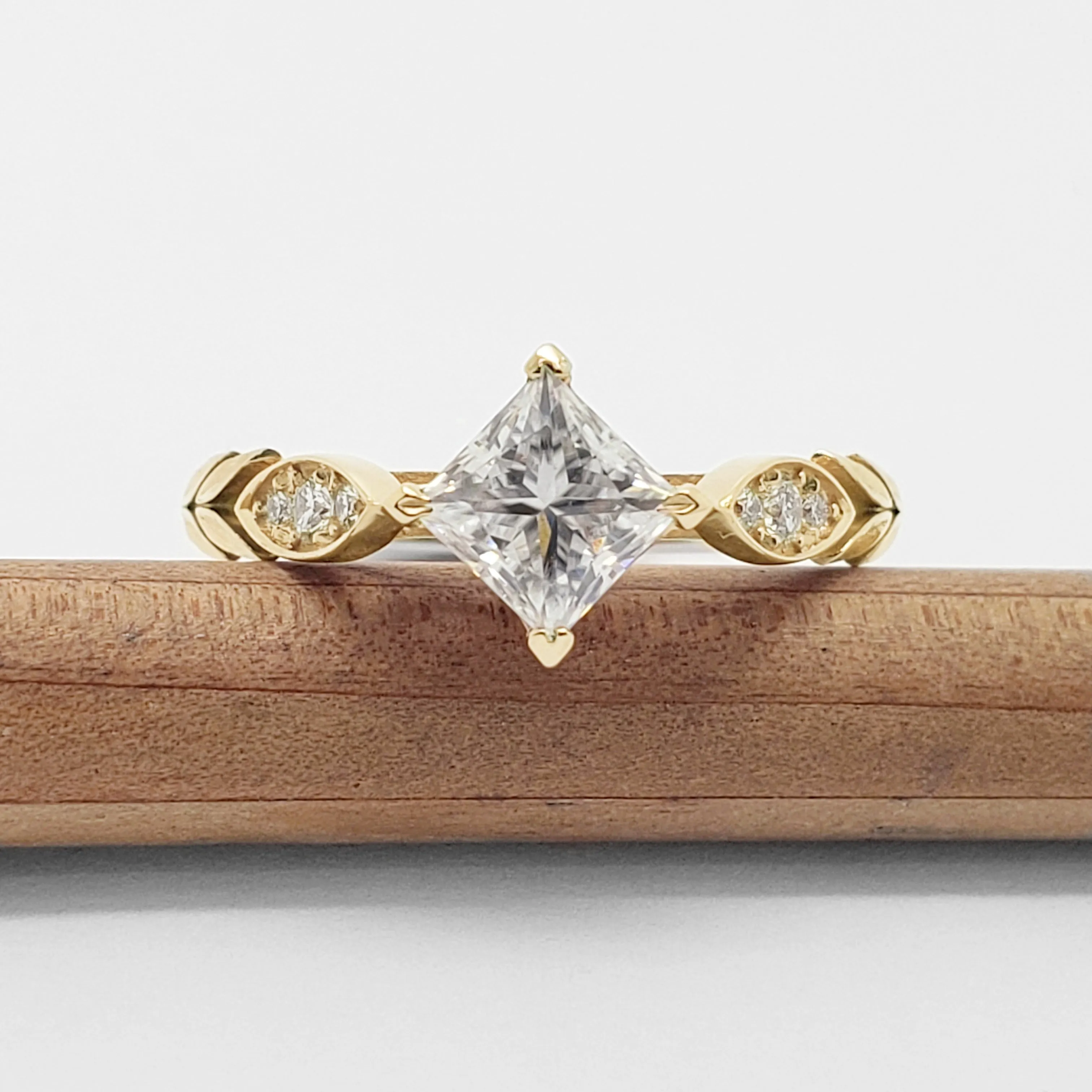 Acanthus Yellow | Moissanite