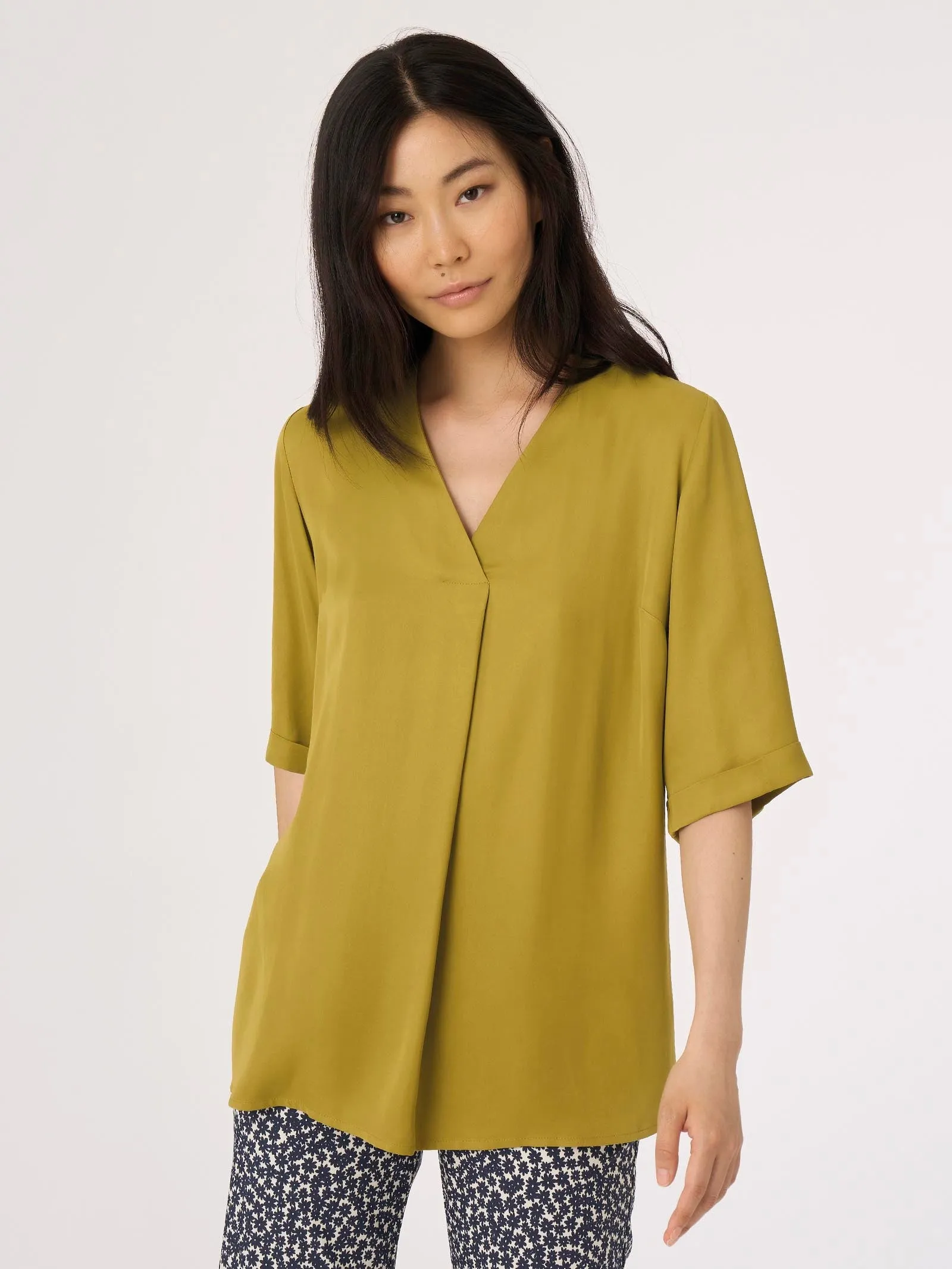 Blusa scollo a V in satin di EcoSeta - Baked Clay