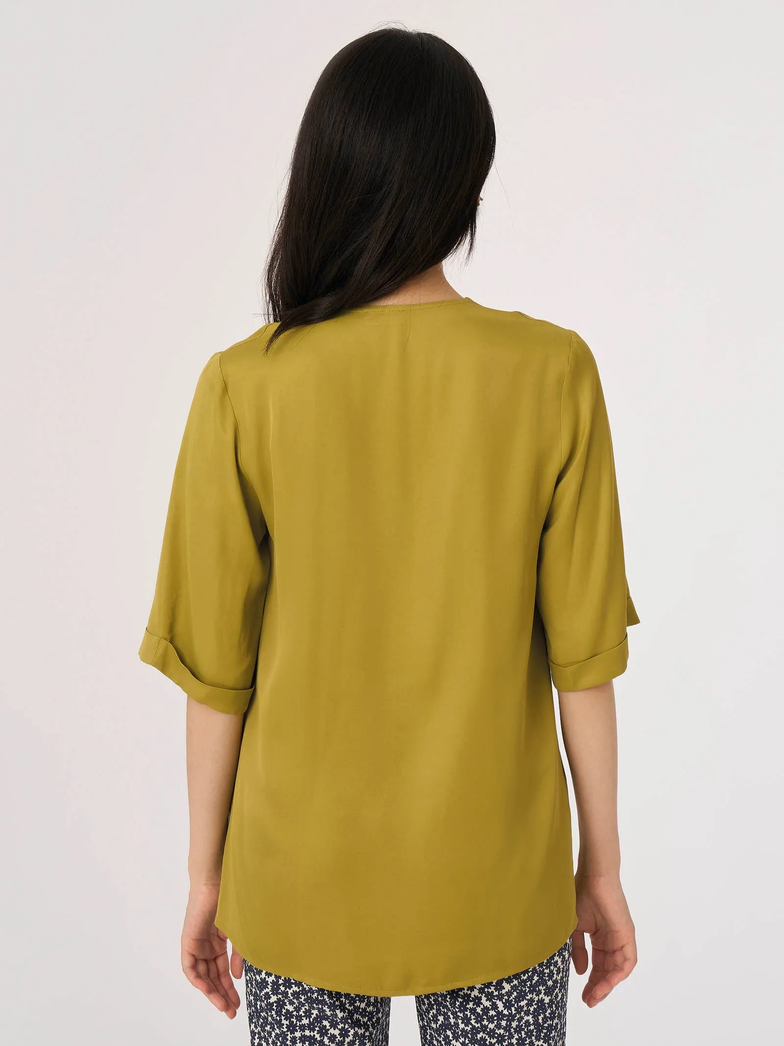 Blusa scollo a V in satin di EcoSeta - Baked Clay