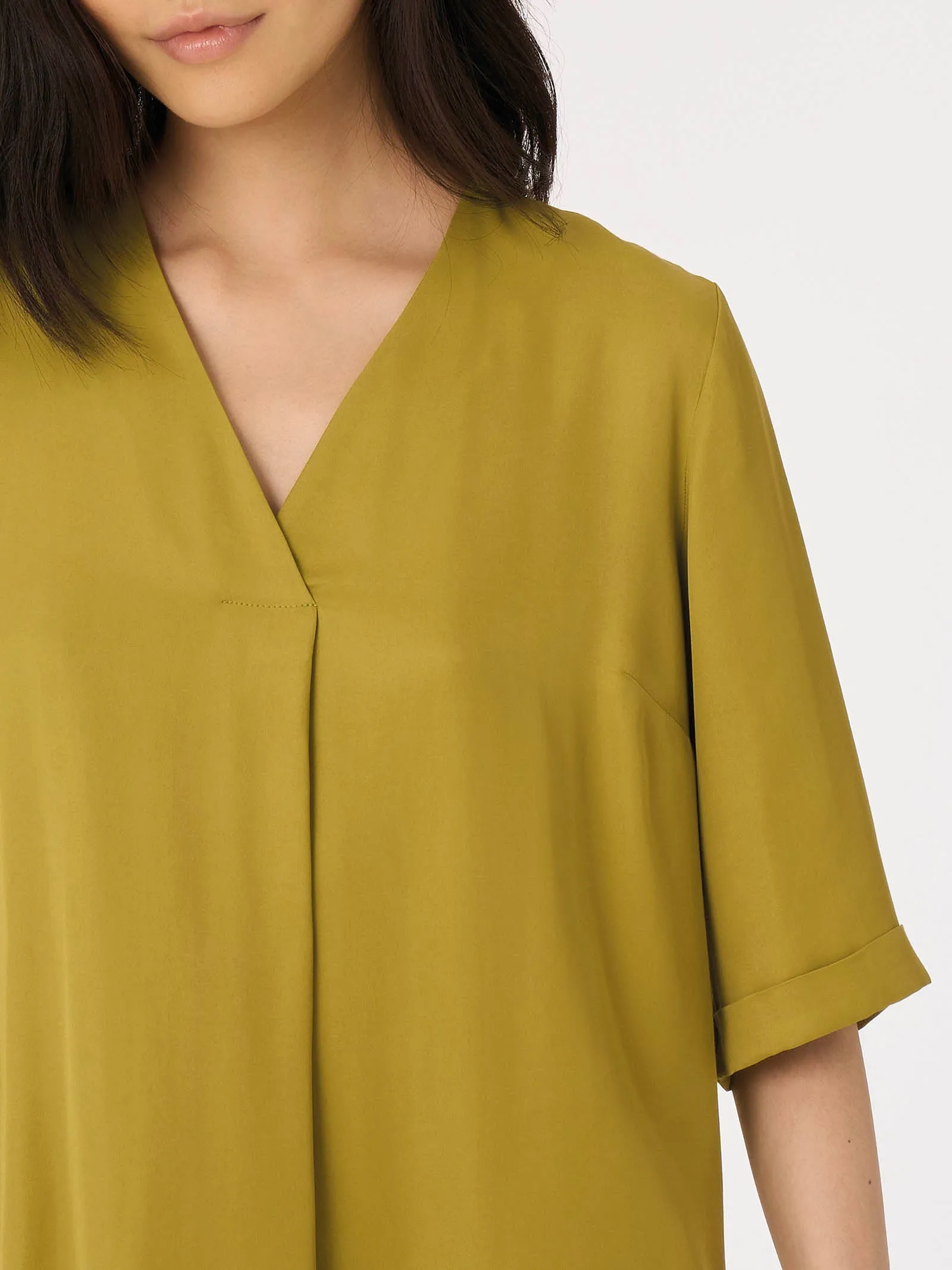 Blusa scollo a V in satin di EcoSeta - Baked Clay