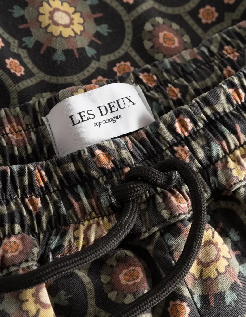 Les Deux Tapestry Shorts - Black/Surplus Green